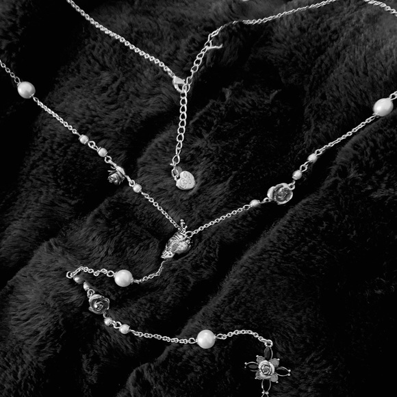 🖤BETSEY JOHNSON “ROCKIN ROSES” ROSARY NECKLACE❤️ - Picture 3 of 5